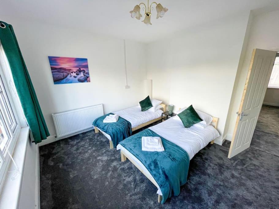 Perfect For Contractors & Families! 7 Beds Free Parking * Birmingham